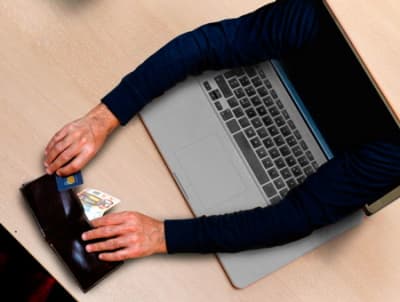 ворует деньги из кошелька